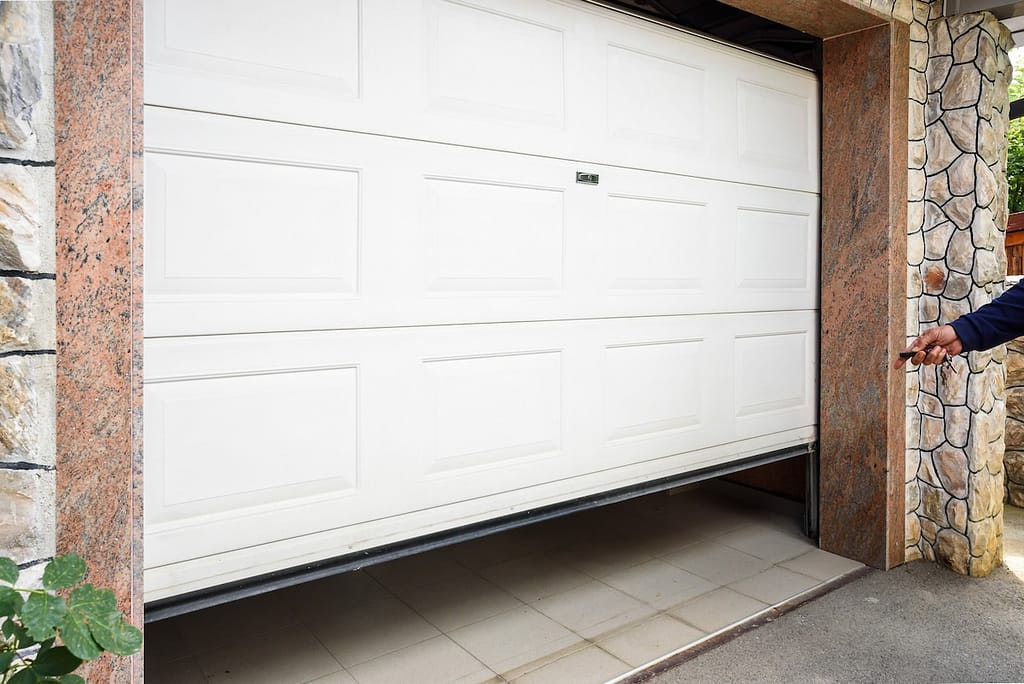 Garage door remote controller for closing and opening garage door