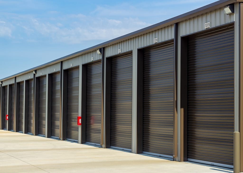 Mini storage warehouses wtth steel garage doors